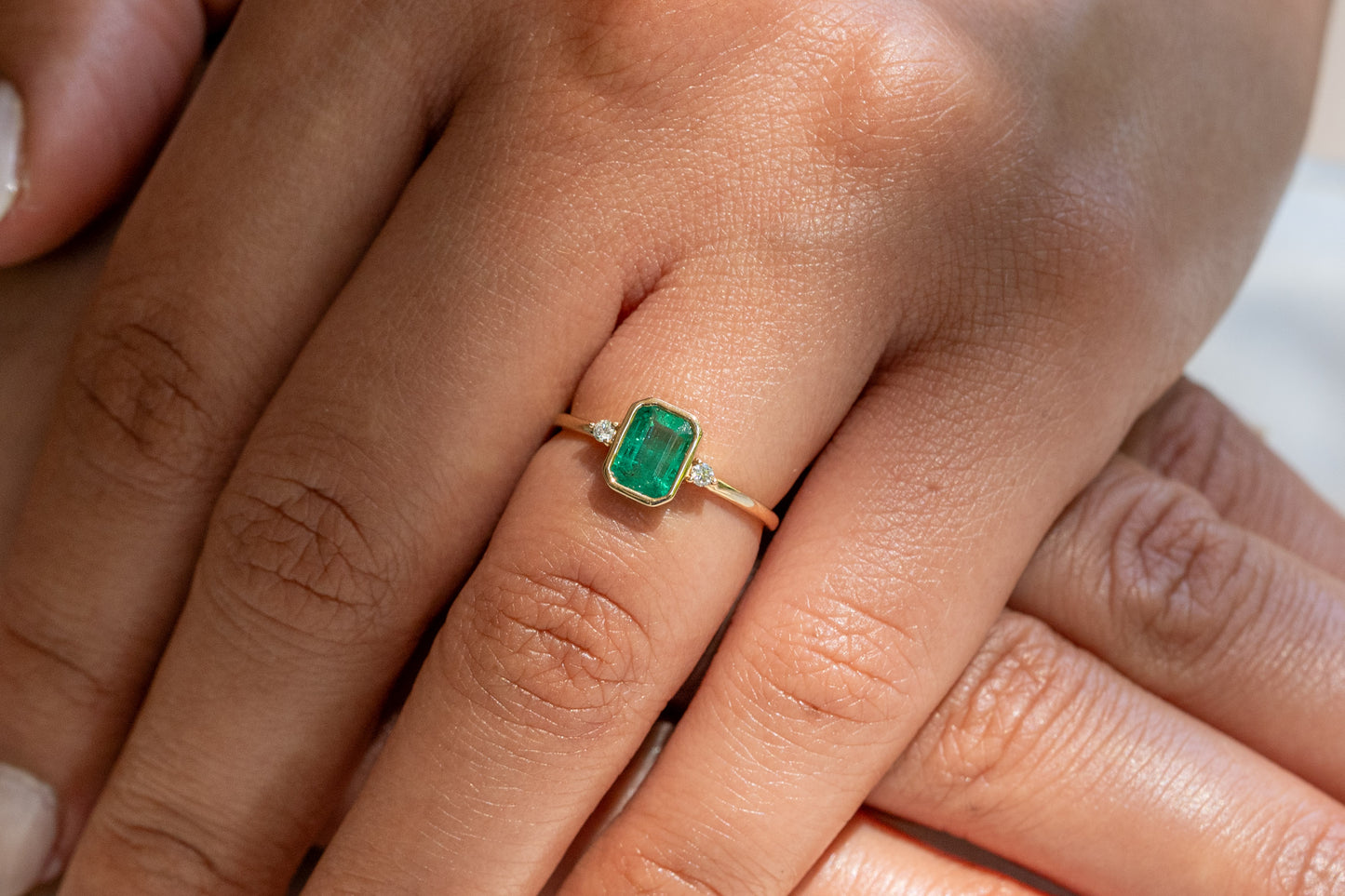 Smaragd Ring aus Gold und Diamant-Akzentsteine
