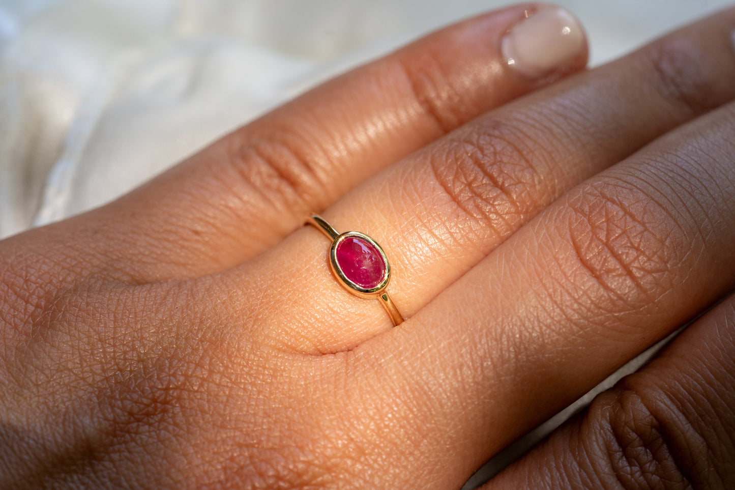 Cabochon Rubin Ring aus Gold in Zargenfassung